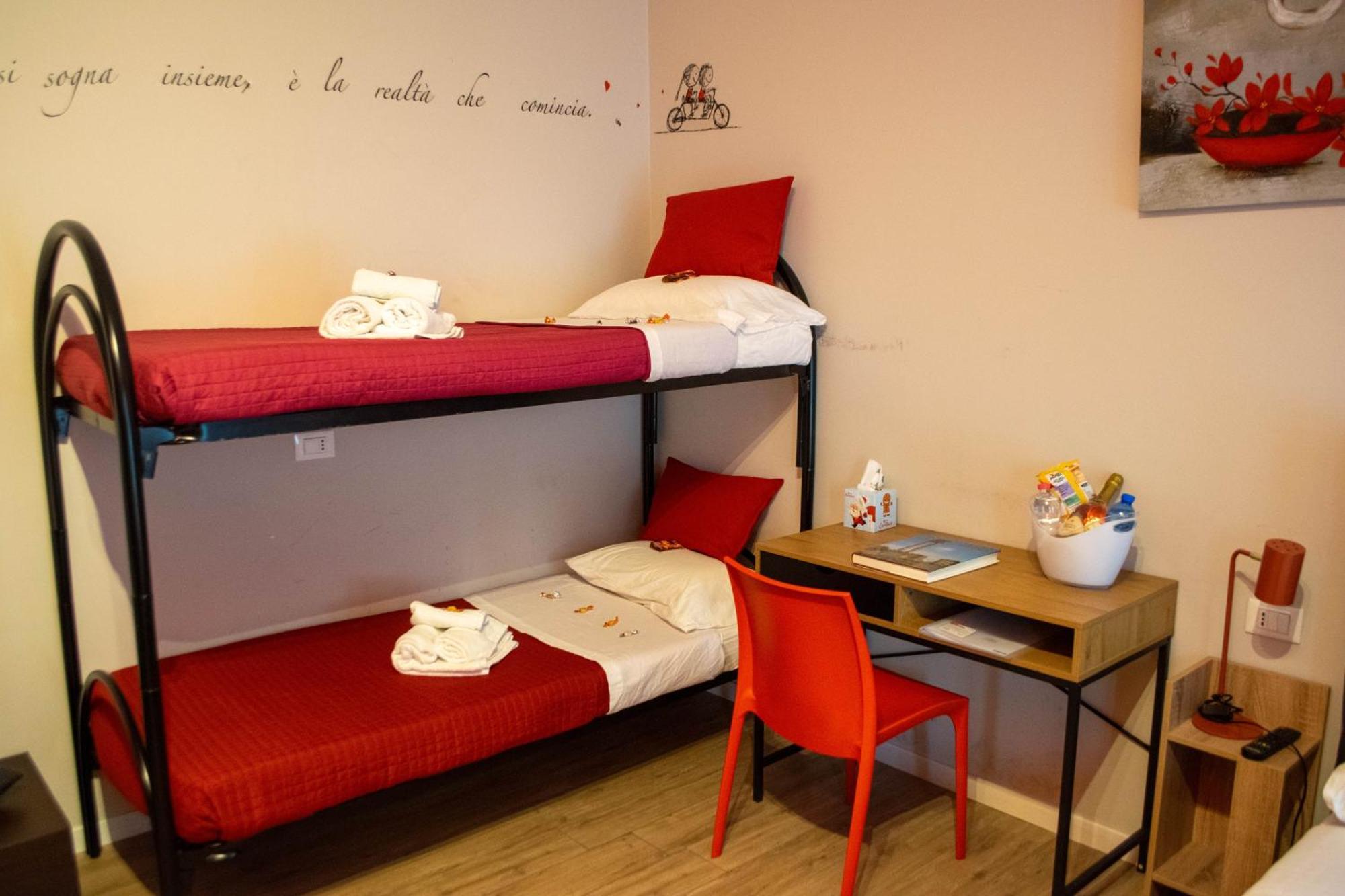 Bed and Breakfast Emmanueli65 Fronte Clinica Per 4 Matrimoniale E Castello Plasencia Exterior foto