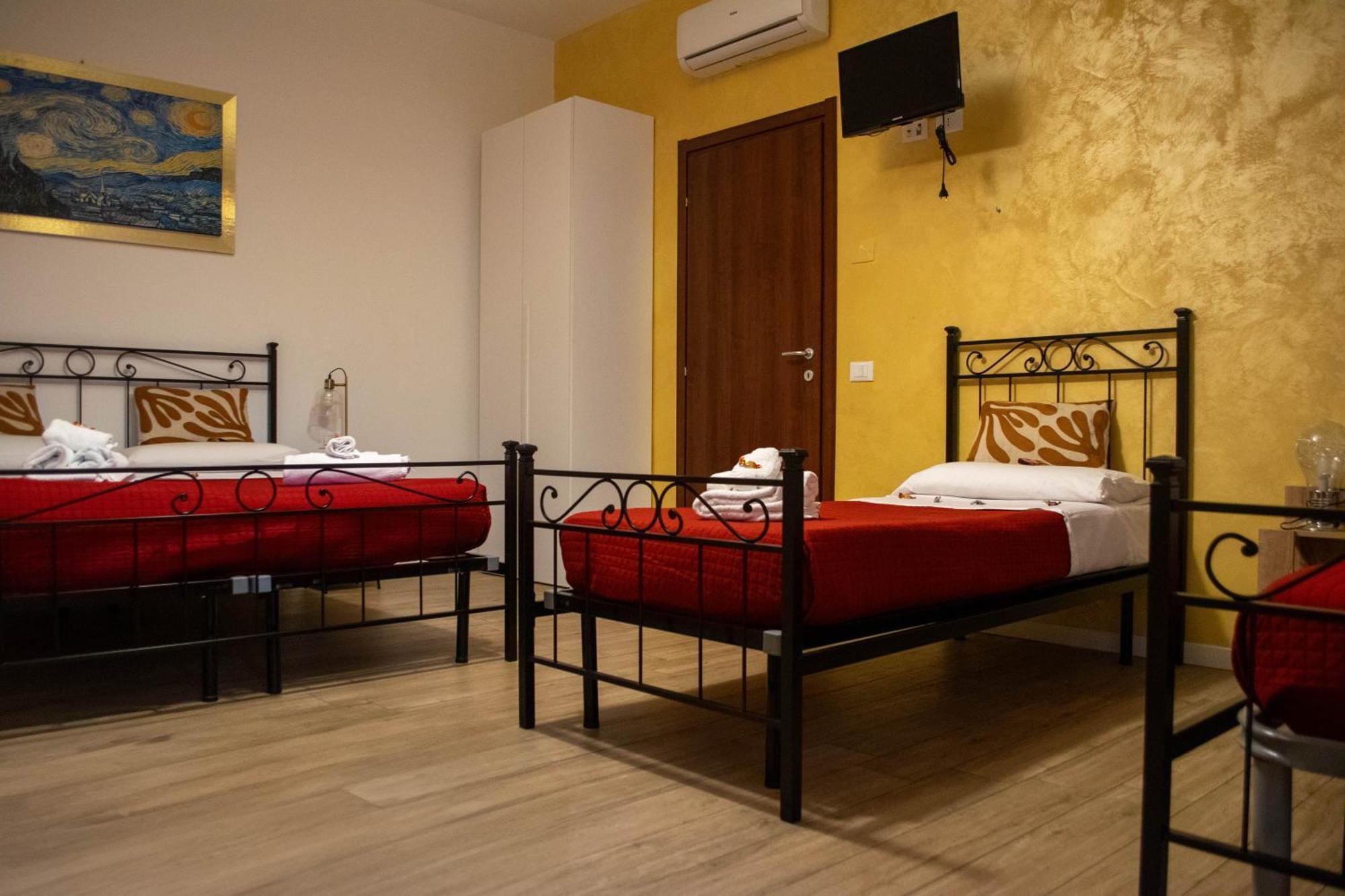 Bed and Breakfast Emmanueli65 Fronte Clinica Per 4 Matrimoniale E Castello Plasencia Exterior foto