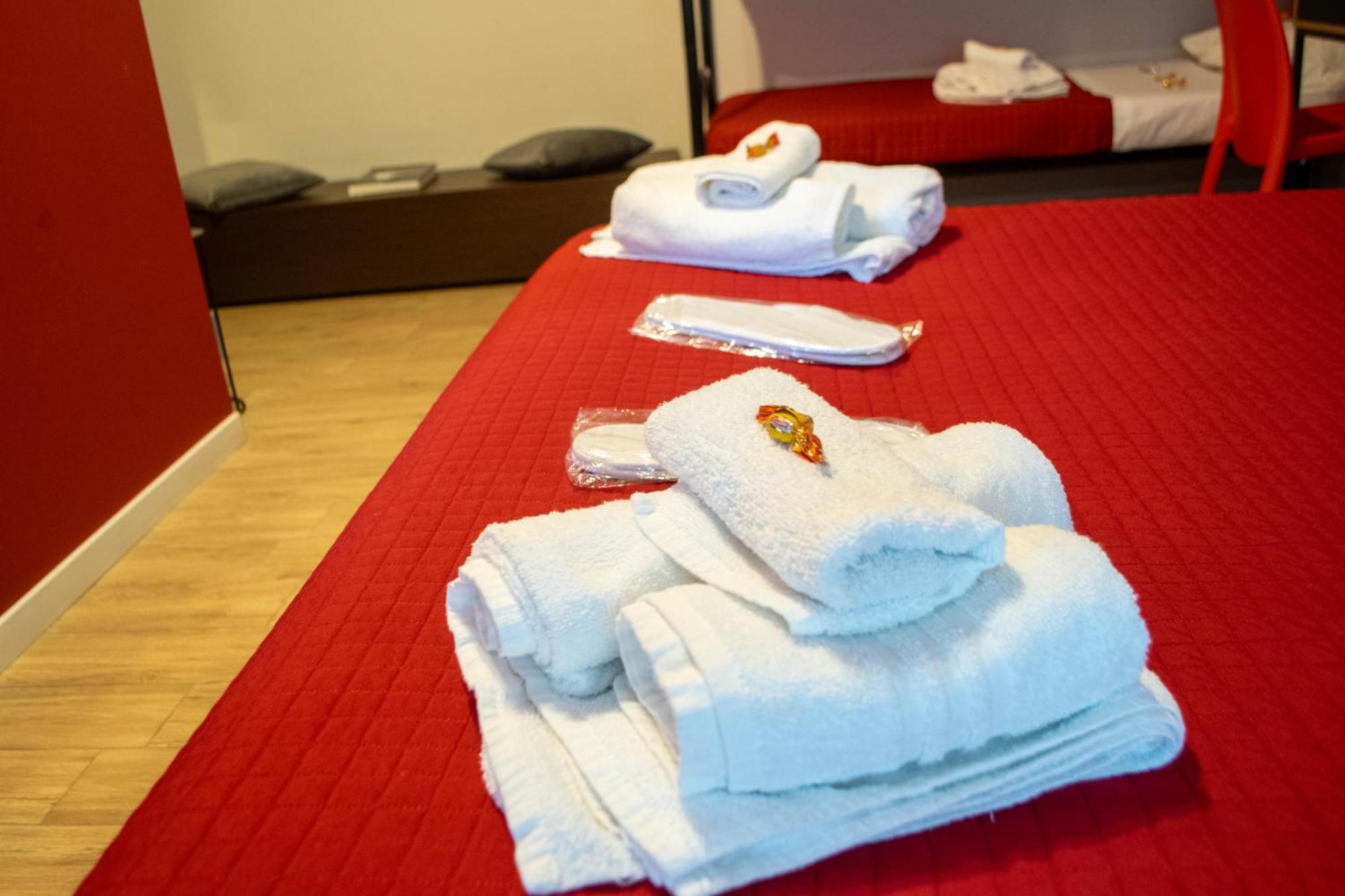 Bed and Breakfast Emmanueli65 Fronte Clinica Per 4 Matrimoniale E Castello Plasencia Exterior foto